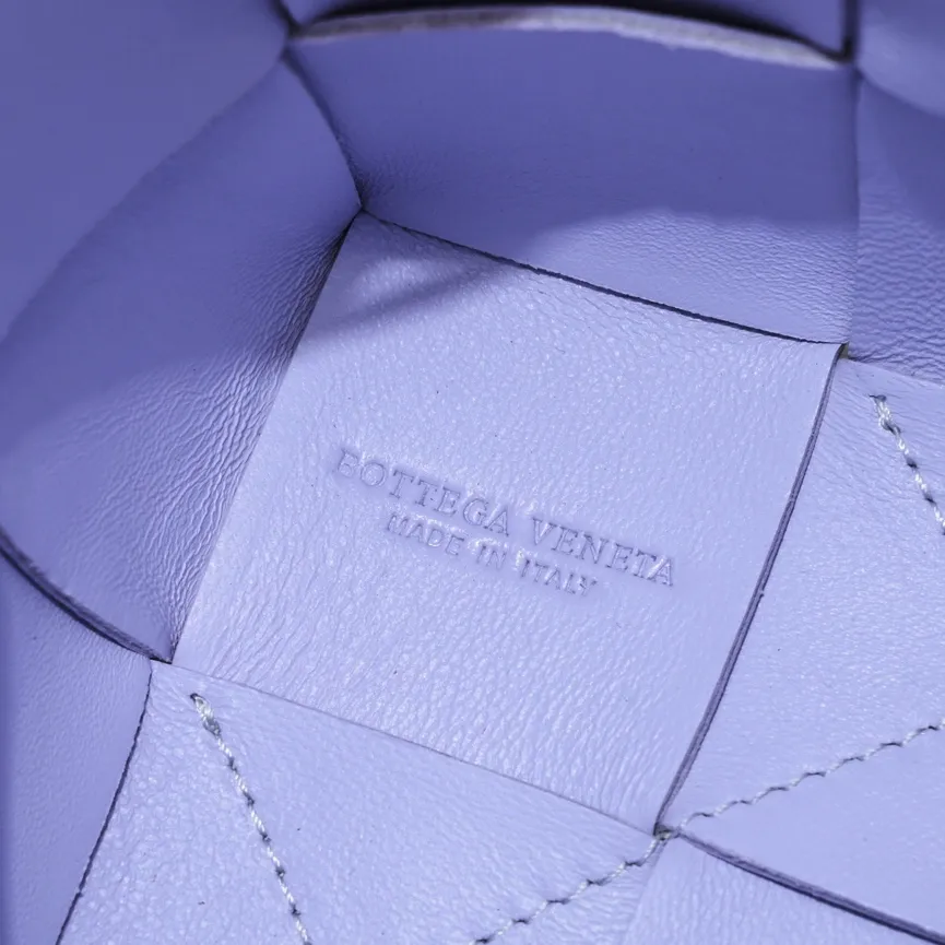 Small happy purple🔻Bottega veneta* new woven small bucket bag latest series# The square bag shape is matched with classic woven elements, drawstring design, minimalism, and has a very large capacity. Every color is beautiful, it is simple and elegant but has a cool style. It can be used by both men and women, and the upper body is fashionable and classy! Style number: 6611# Large size: 14*9*9cm